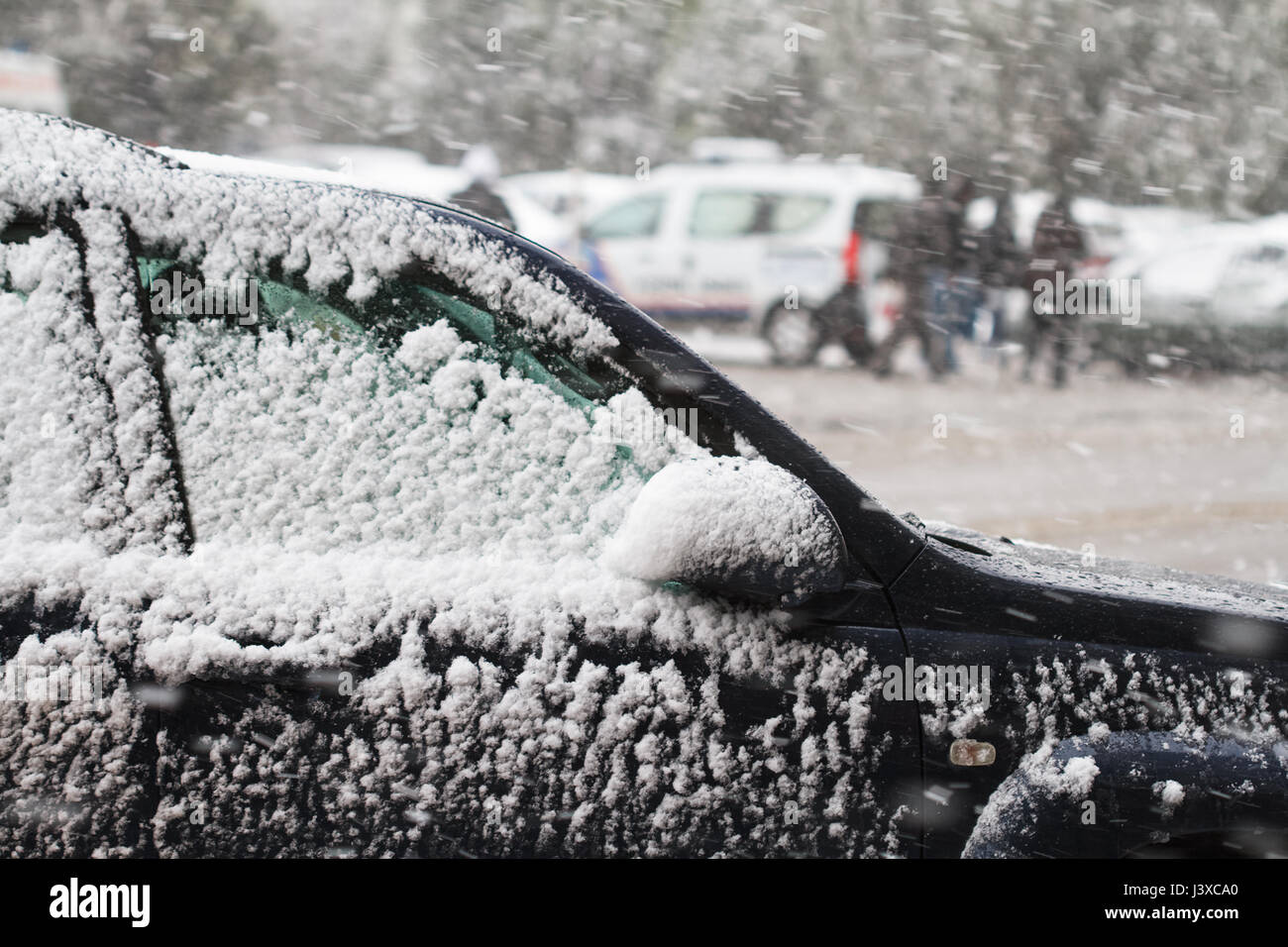 Coperta di neve auto in aprile. Il riscaldamento globale anormalità. Foto Stock