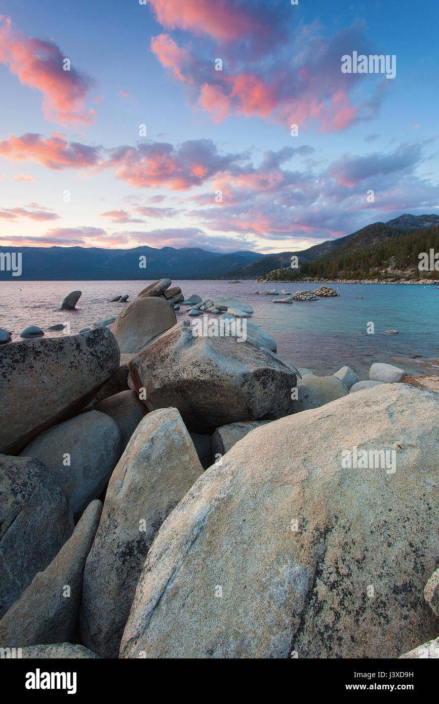 Il lago Tahoe è un grande lago di acqua dolce in Sierra nevada degli stati uniti. Foto Stock