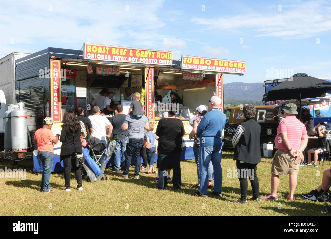 Persone che fanno la fila in una bancarella di cibo al Wings Over Illawarra 2017 Airshow, Albion Park, NSW, Australia Foto Stock