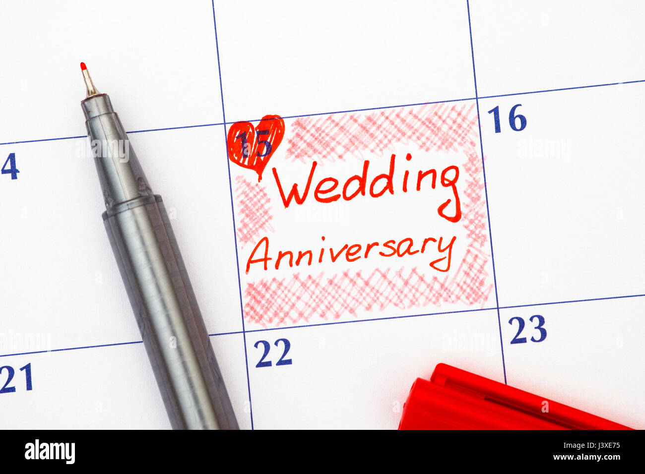 Promemoria anniversario di matrimonio in calendario con penna rossa. Foto Stock