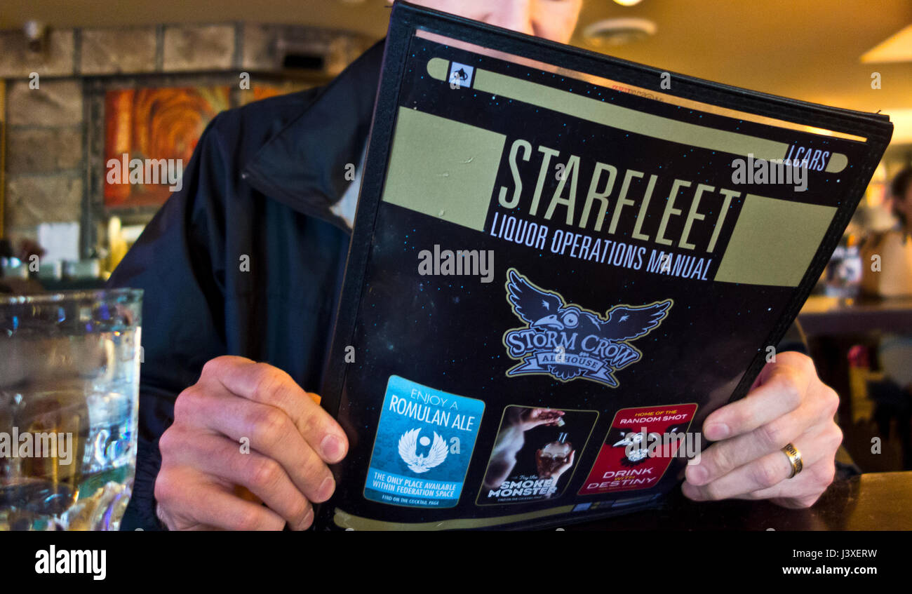 Storm Crow Bistro, Vancouver - uomo di scienza di lettura - fiction mostra a tema menu bevande Foto Stock