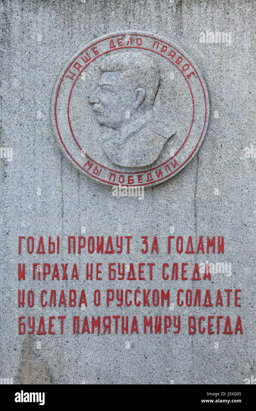 Dittatore sovietico Joseph Stalin raffigurato sulla guerra sovietica Memorial presso il cimitero centrale di Brno, in Repubblica Ceca. Questo è uno dei due luoghi in Repubblica ceca in cui Stalin è ancora rappresentata in pubblico. Il ritratto è una copia ingrandita della medaglia sovietica " per la vittoria sulla Germania nella Grande Guerra Patriottica 1941-1945". Iscrizioni in lingua russa significa: la nostra causa è giusta. La vittoria è la nostra. Foto Stock