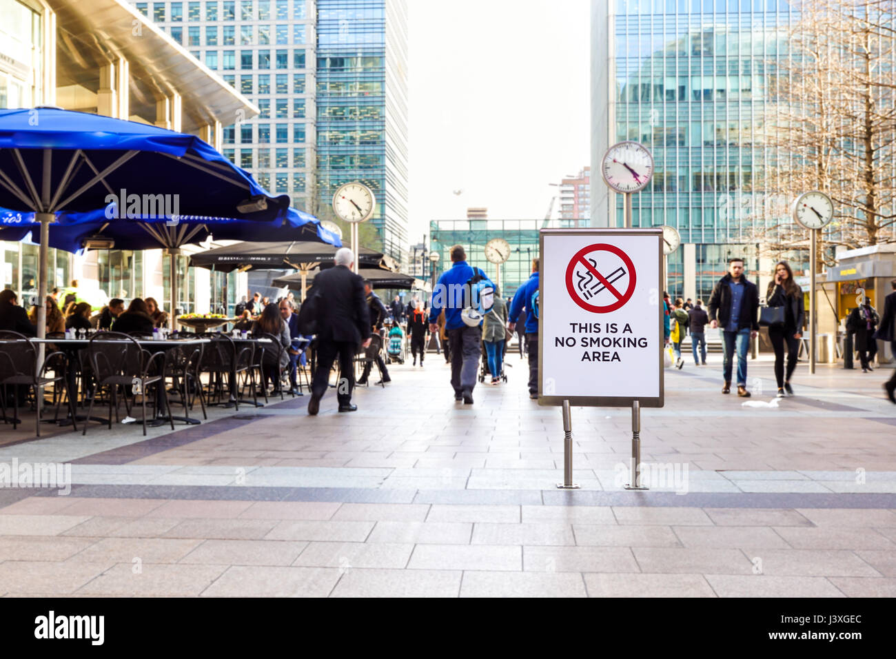 Londra - Canary Wharf - 26 Aprile 2017 : non fumare cartello di avviso . Educazione e sensibilità per i non-fumatori sta diventando sempre più evidente di creatin Foto Stock