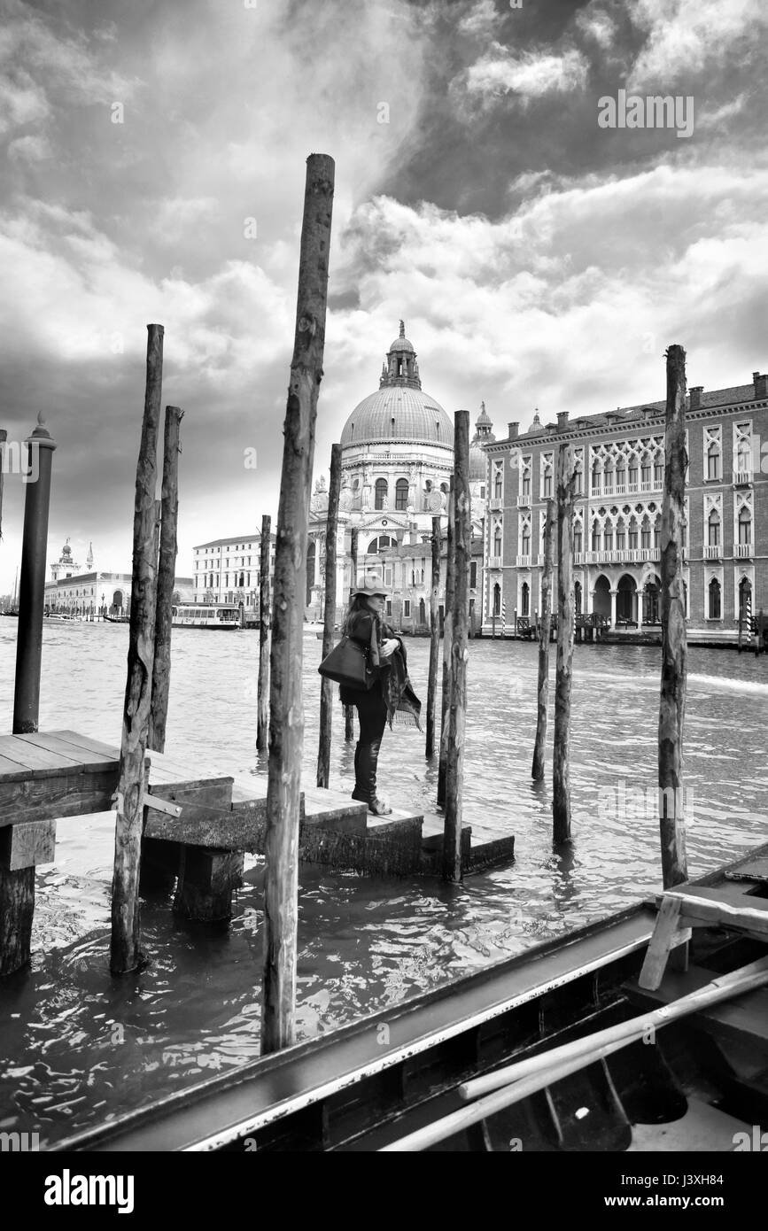 Le donne a Venezia che si affaccia la Basilica di Santa Maria della Salute Chiesa. Vicino ai canali e iconico vista di Venezia Foto Stock