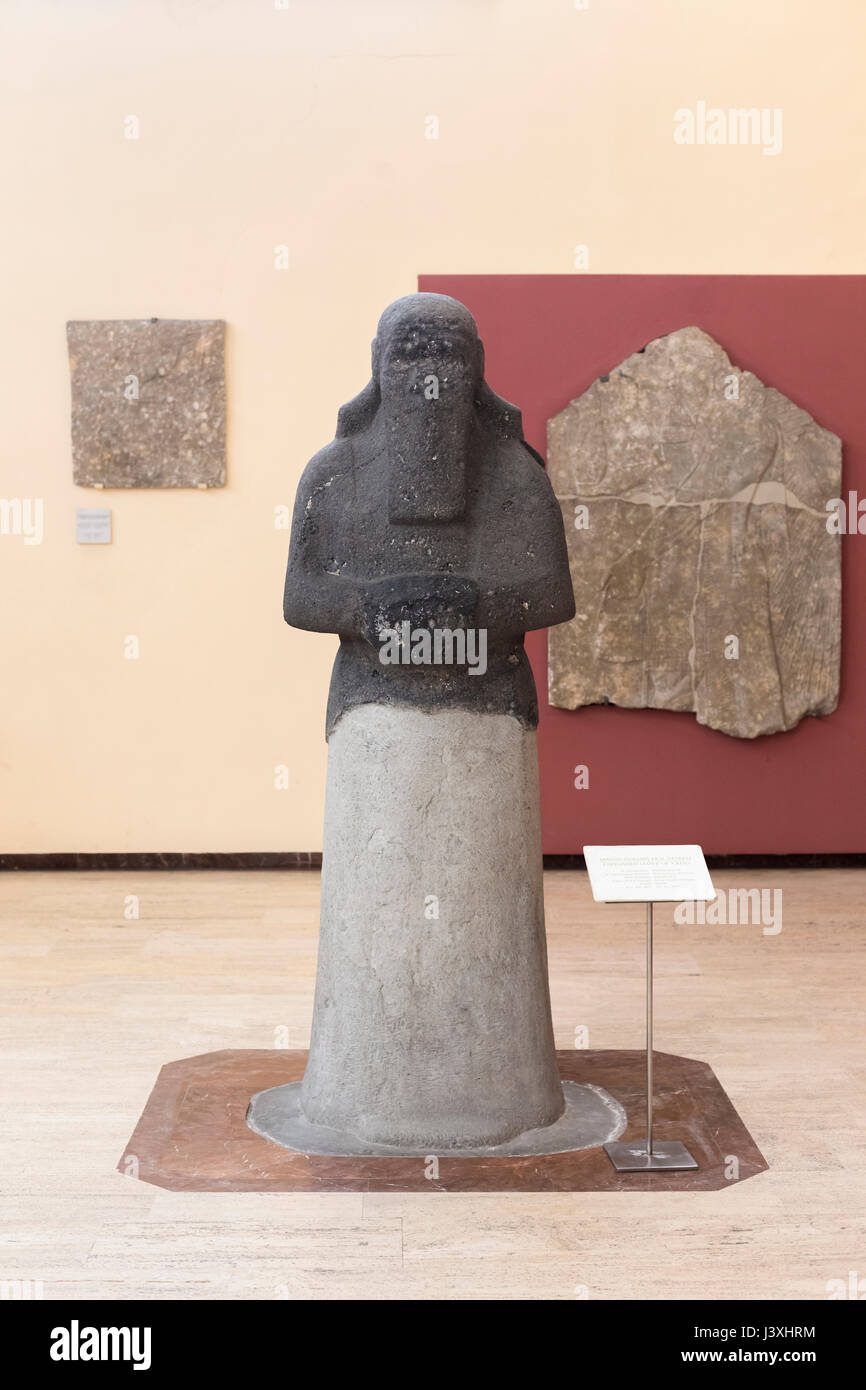 Incompiuta statua di un re, probabilmente Shalmaneser III Foto Stock