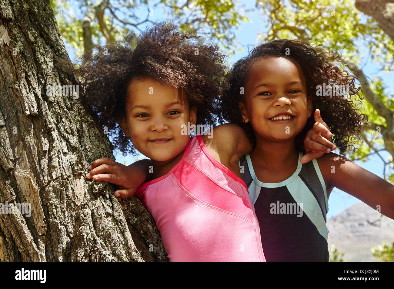 Ritratto di due giovani sorelle, rampicante Foto Stock