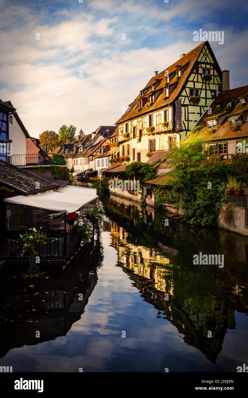 Case tradizionali sul canal waterfront, Colmar, Alsazia, Francia Foto Stock