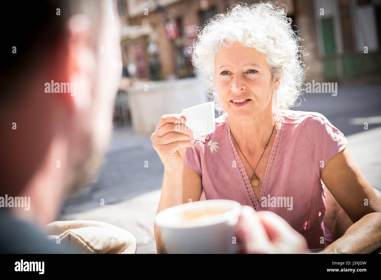 Coppia al cafe' sul marciapiede di bere caffè, Bruniquel, Francia Foto Stock