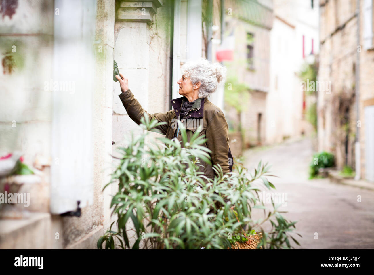 La donna a bussare alla porta, Bruniquel, Francia Foto Stock