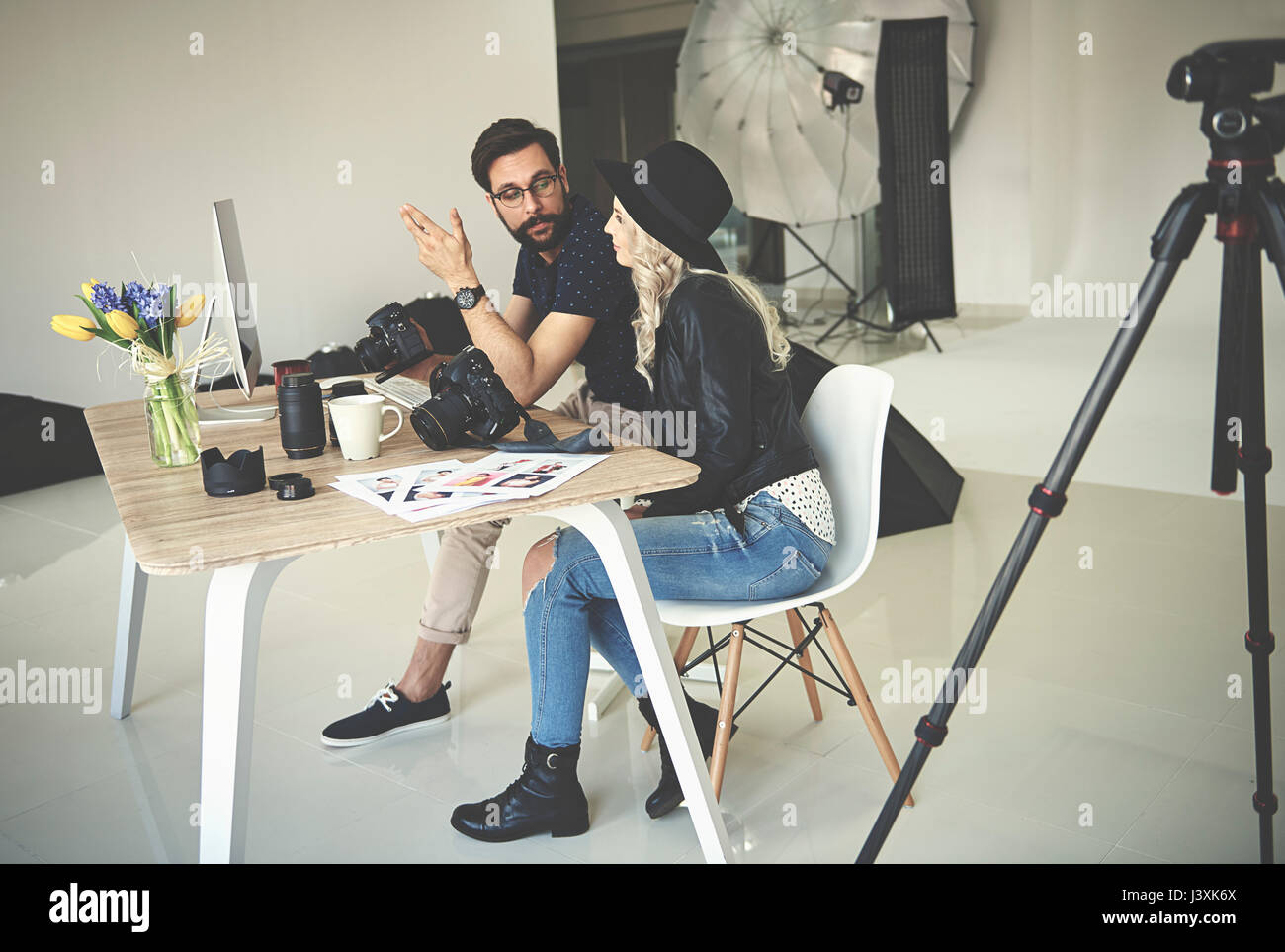 Fotografo e stilista incontro di studio fotografico Foto Stock