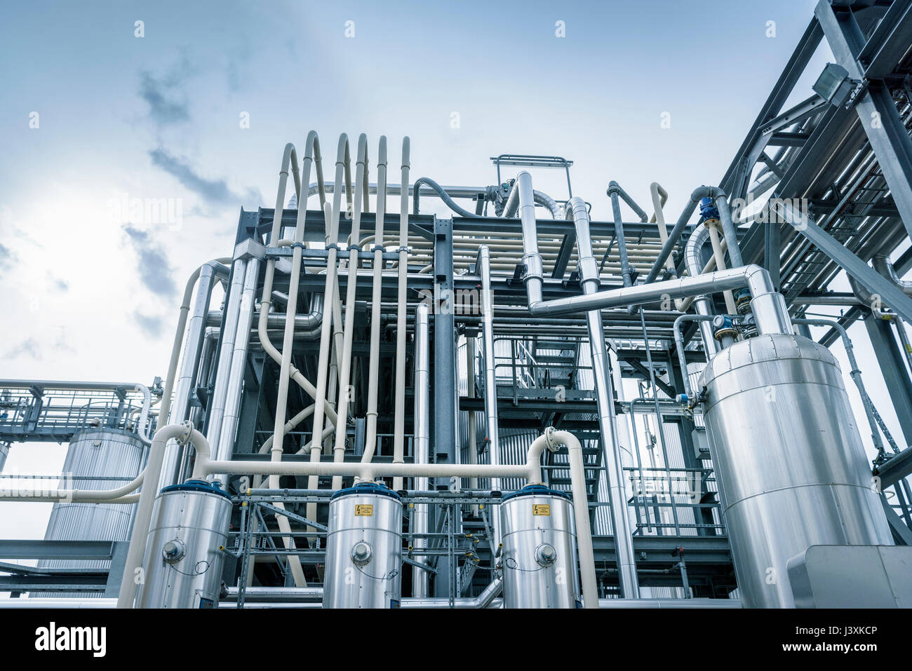 Basso angolo vista di serbatoi e tubi in olio impianto blending, Anversa, Belgio, Europa Foto Stock