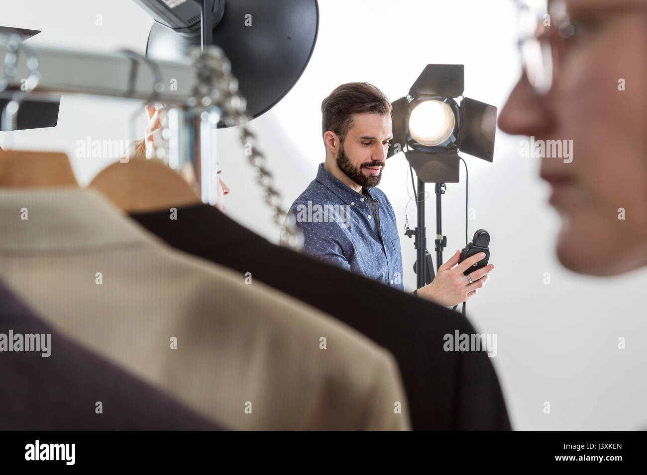 La stilista e fotografo nel preparare in studio fotografico Foto Stock