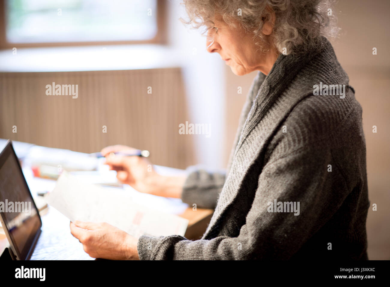 Donna che lavorano alla scrivania in ufficio Foto Stock