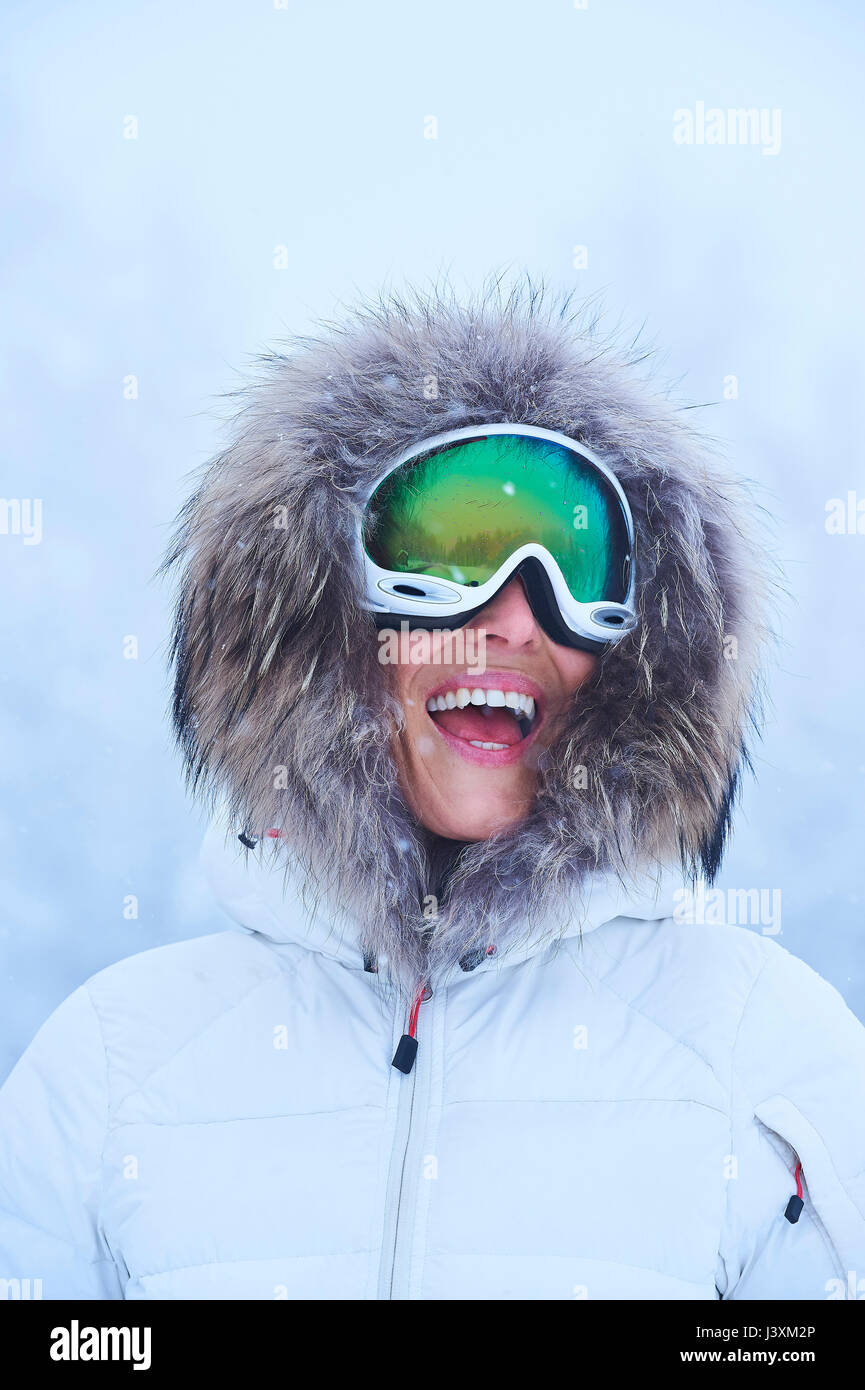 Ritratto di felice donna matura in caduta di neve, Gstaad, Svizzera Foto Stock
