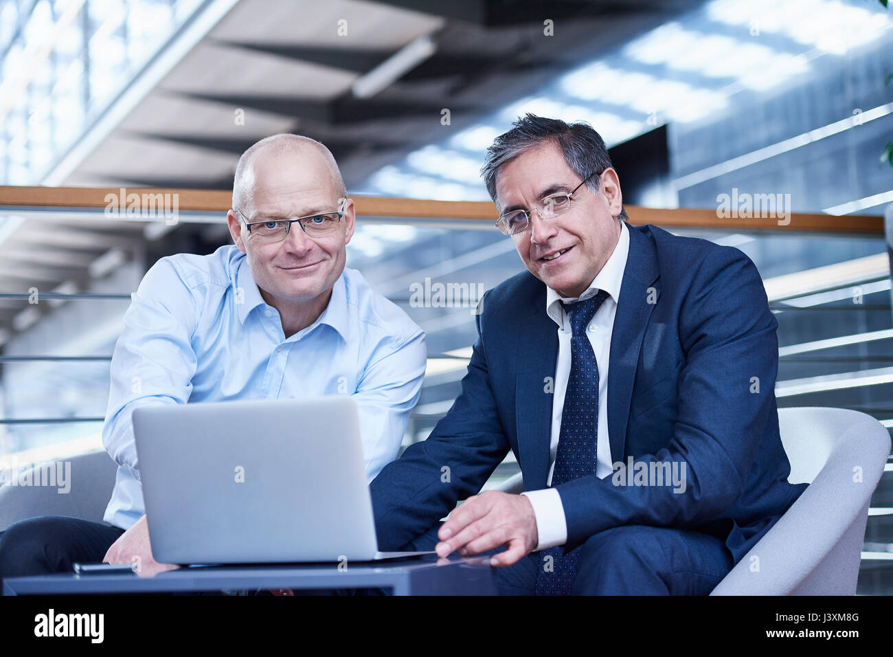 Ritratto di due imprenditori matura incontro sul balcone di office Foto Stock