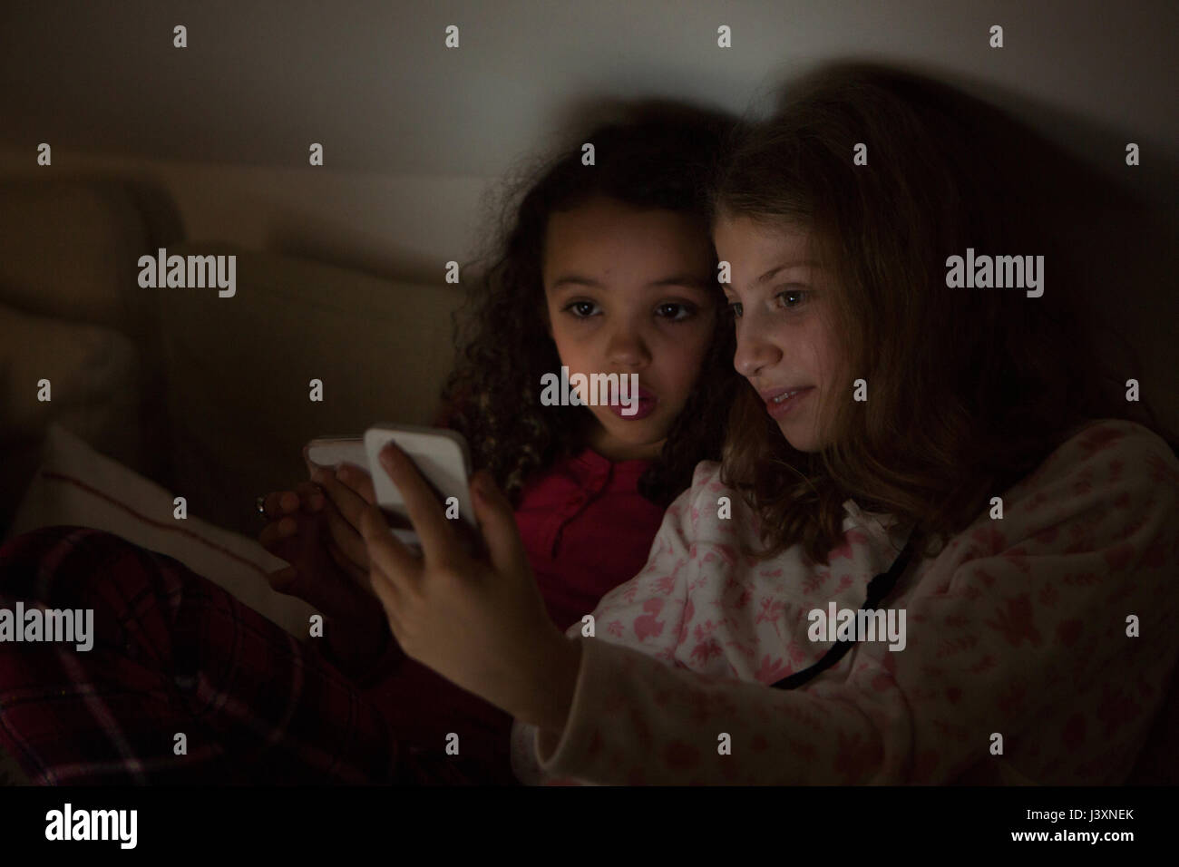 Ragazze slumber party smartphone utilizzando Foto Stock