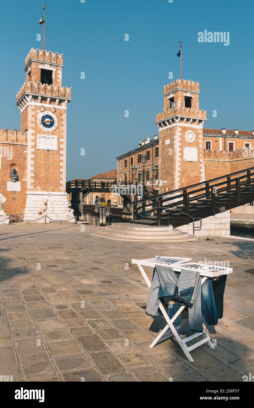 Servizio lavanderia appesi ad asciugare nella piazza di fronte all'Arsenale di Venezia, Italia. Foto Stock