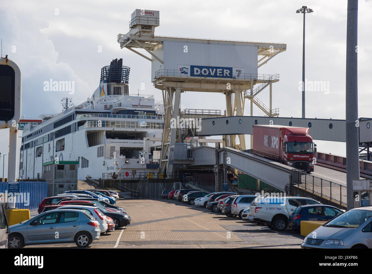 Autocarri scaricamento da un canale trasversale traghetto al porto di Dover, Kent. Foto Stock