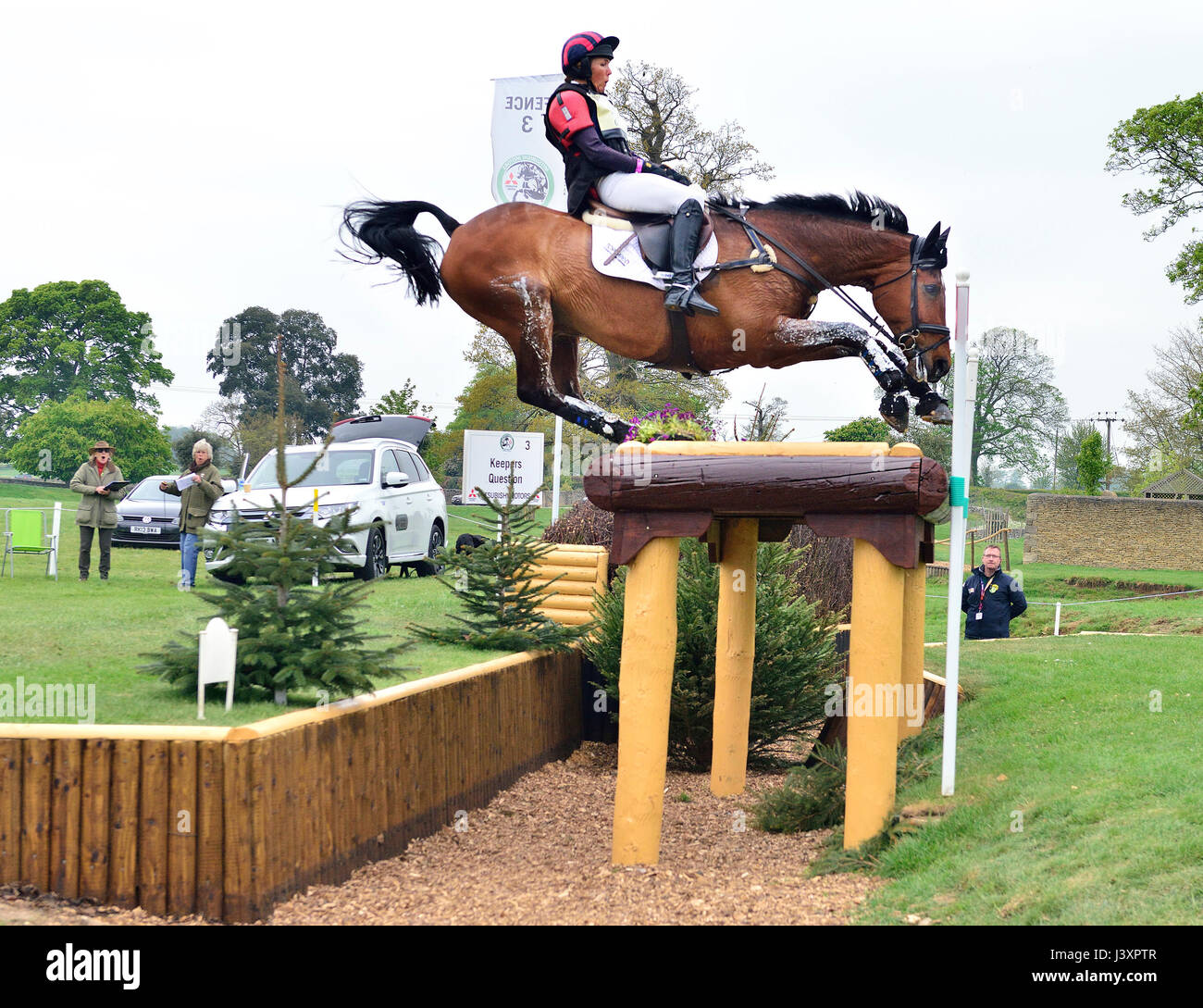 Spettacolare caduta alla recinzione 3,Badminton Horse Trials 2017,Topwood Beau & cavaliere inglese, Emily Gilruth prendendo un rotolamento e ricoverato in ospedale a causa di lesioni al capo Foto Stock