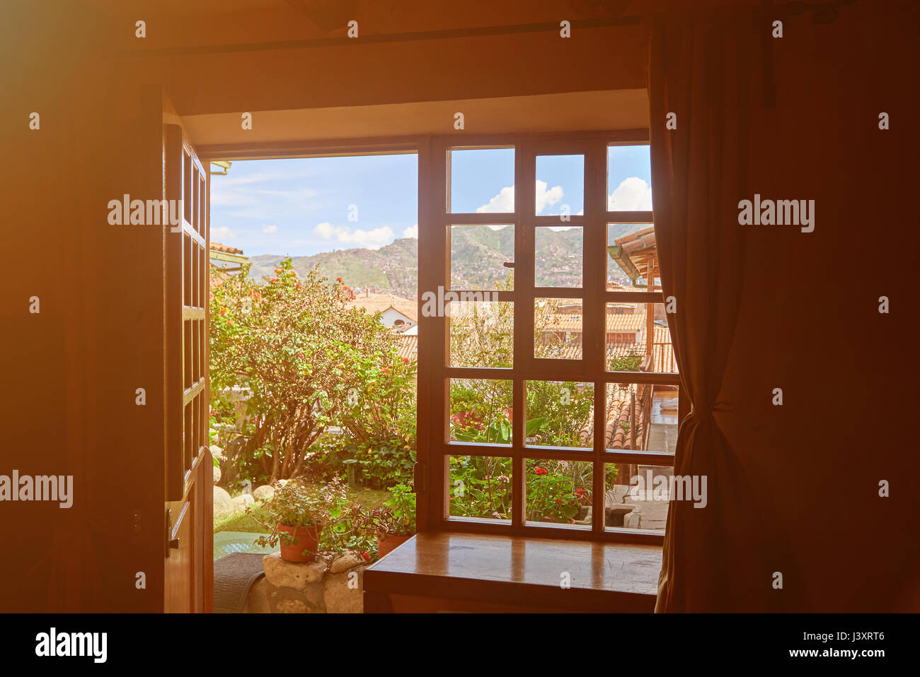 La visualizzazione della finestra sul giardino verde soleggiata giornata di luce Foto Stock