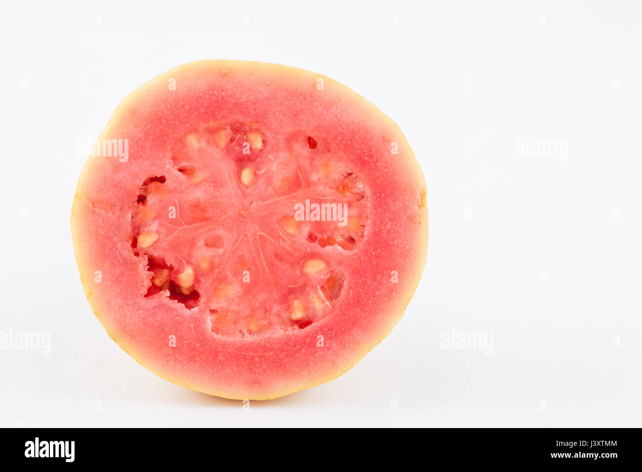 Guaiava (Psidium guajava) isolato in uno sfondo bianco Foto Stock