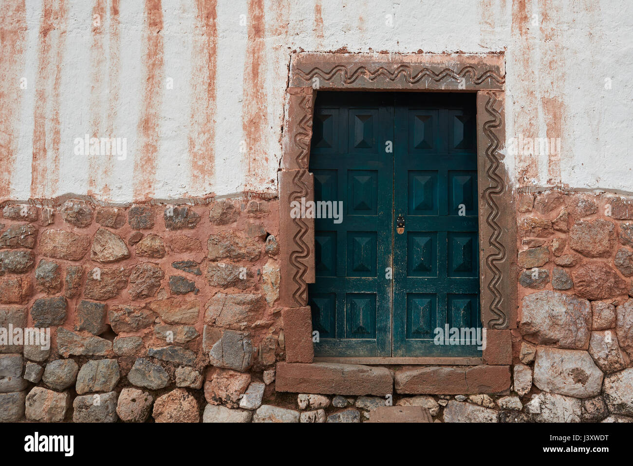 Vecchio antica porta grunge peruviana in casa marrone. Chiuso la porta verde Foto Stock