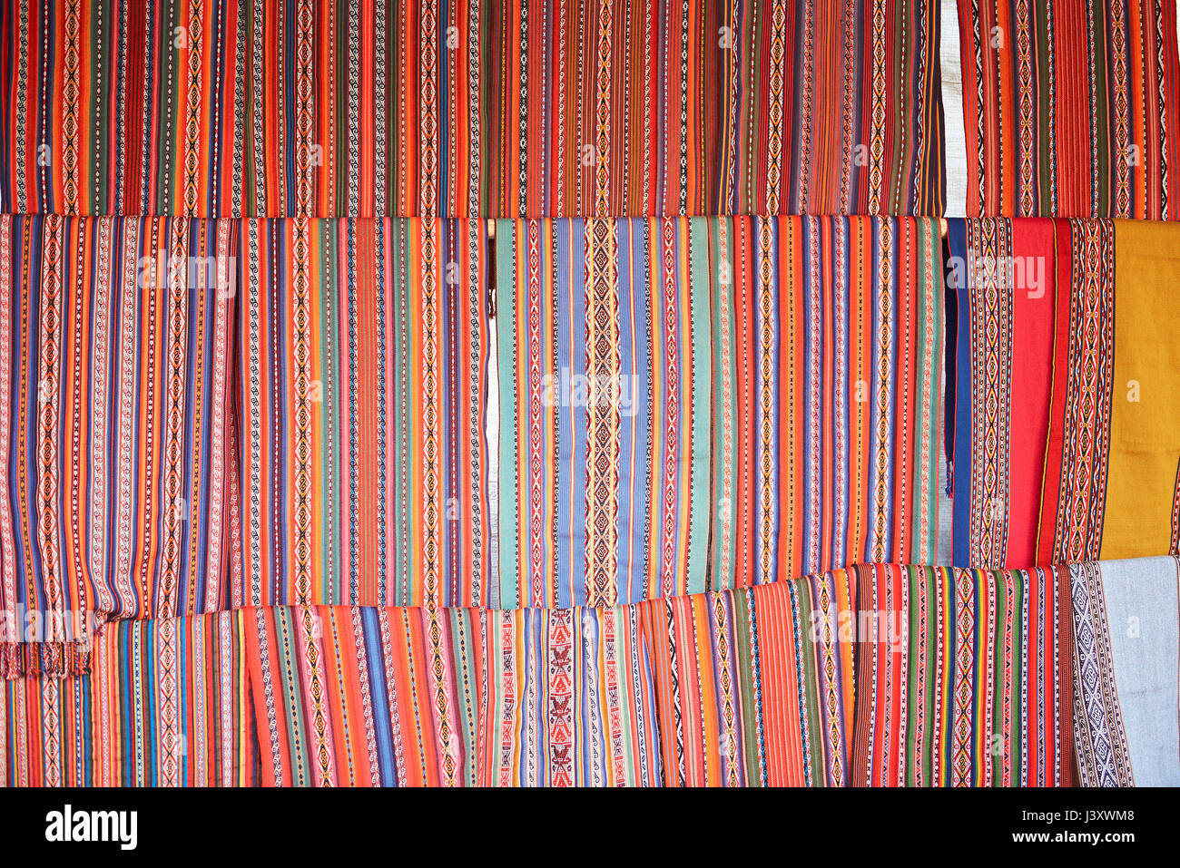 Peruviano tessile colorato sfondo. Tradizionale in rosso il Perù panno in tessuto Foto Stock