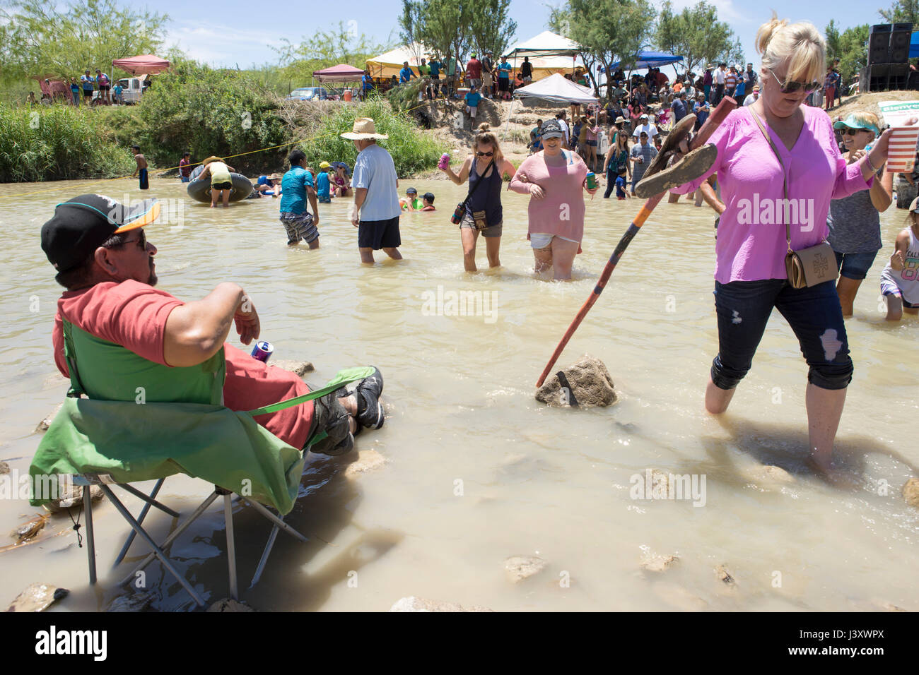Fiesta Protesta partecipanti, una manifestazione annuale di nuovo la chiusura di parte della US-confine messicano, raccogliere nel Rio Grande in Lajitas, Texas. Foto Stock