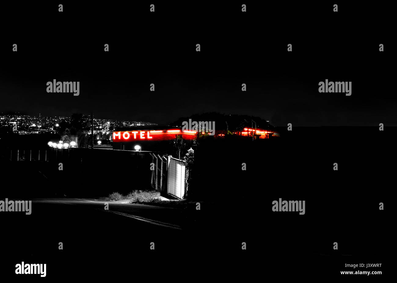 Immagine in bianco e nero di un Motel da una strada secondaria con solo il segno di colore rosso Foto Stock
