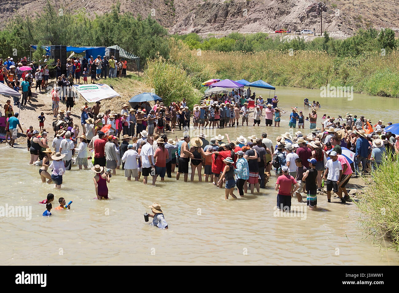 Fiesta Protesta partecipanti, una manifestazione annuale di nuovo la chiusura di parte della US-confine messicano, raccogliere nel Rio Grande in Lajitas, Texas. Foto Stock
