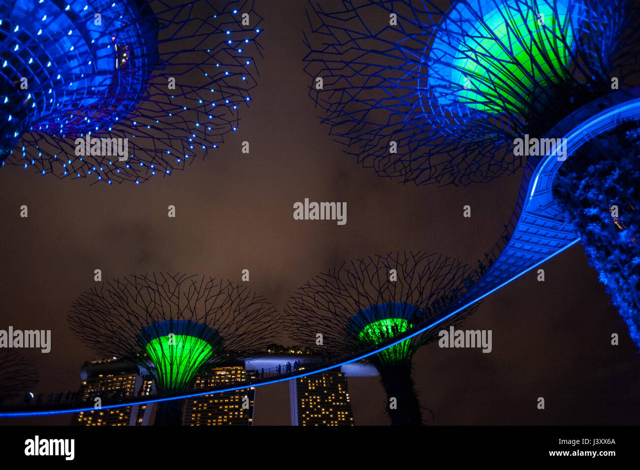 06.05.2017, Singapore, Repubblica di Singapore, in Asia - Light show del Supertrees presso i giardini dalla baia theme park. Foto Stock