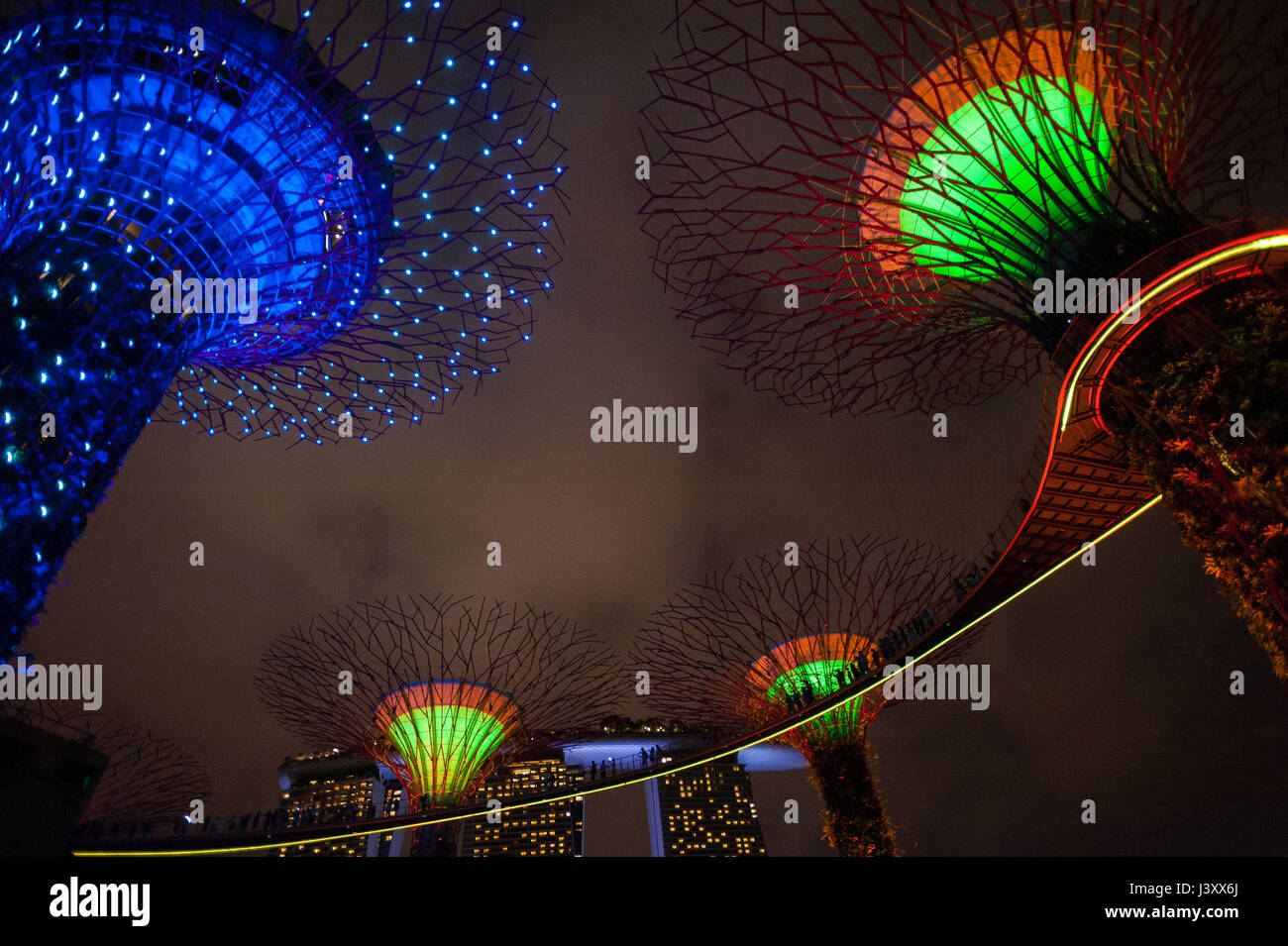 06.05.2017, Singapore, Repubblica di Singapore, in Asia - Light show del Supertrees presso i giardini dalla baia theme park. Foto Stock