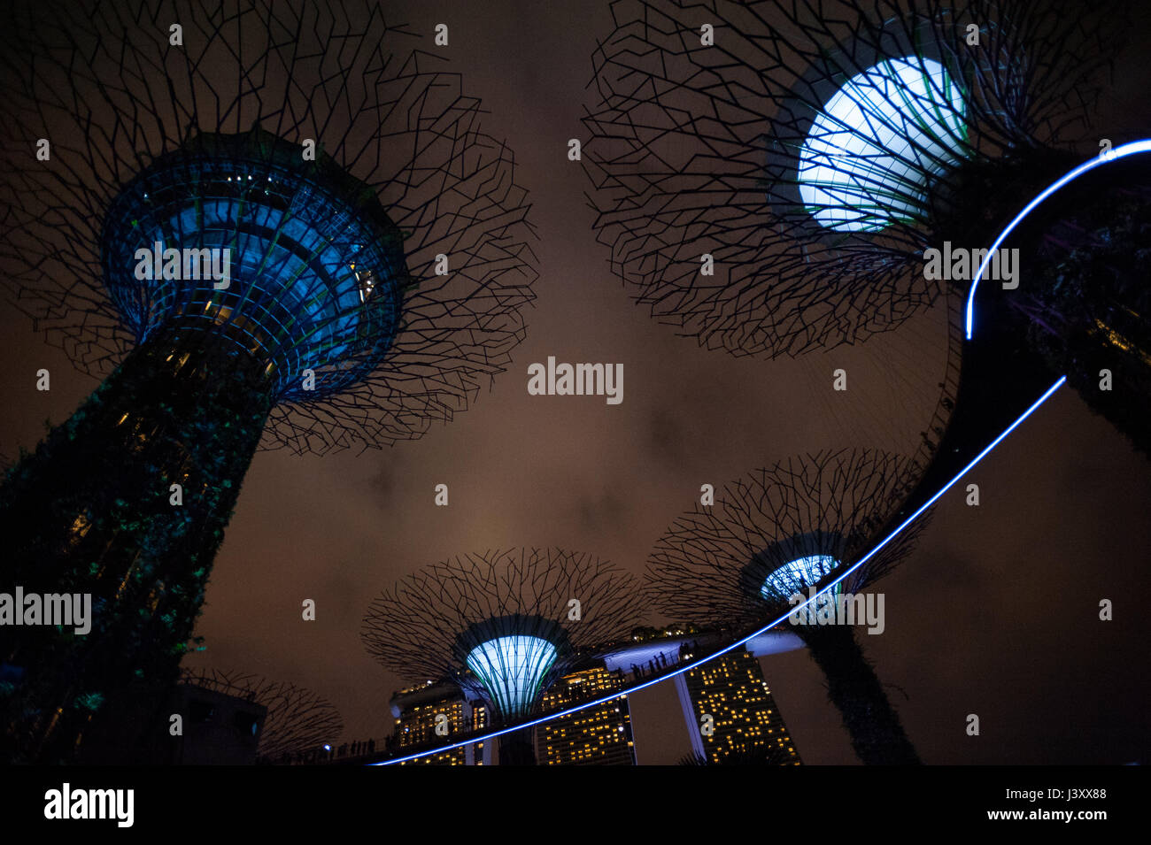 06.05.2017, Singapore, Repubblica di Singapore, in Asia - Light show del Supertrees presso i giardini dalla baia theme park. Foto Stock