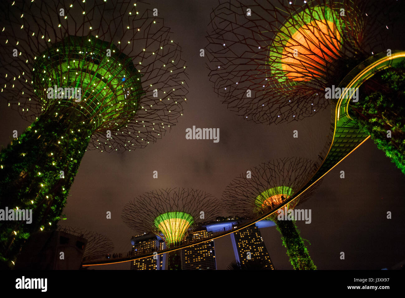 06.05.2017, Singapore, Repubblica di Singapore, in Asia - Light show del Supertrees presso i giardini dalla baia theme park. Foto Stock