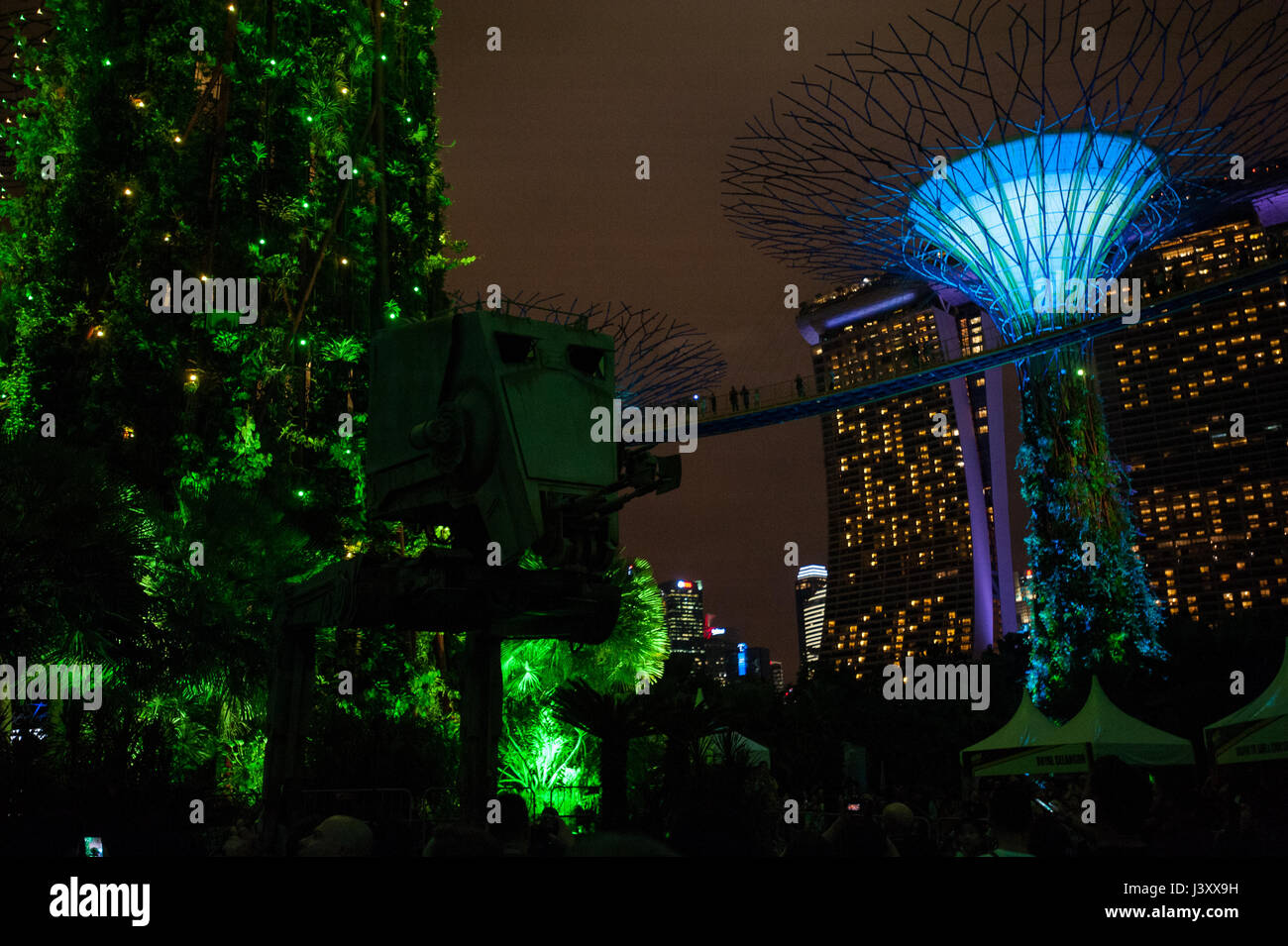 06.05.2017, Singapore, Repubblica di Singapore, in Asia - Light show del Supertrees presso i giardini dalla baia theme park. Foto Stock