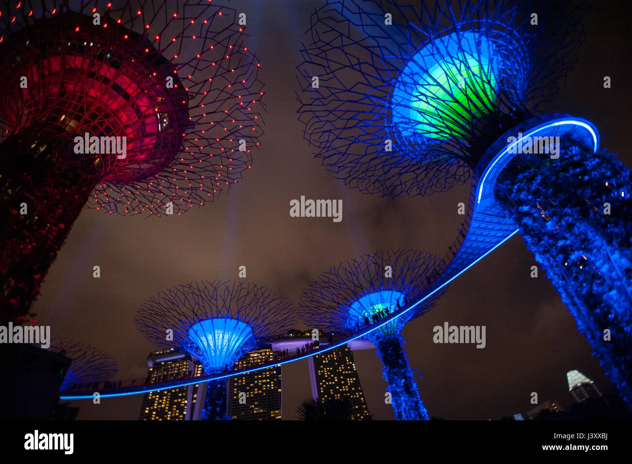 06.05.2017, Singapore, Repubblica di Singapore, in Asia - fasci di luce in rappresentanza di spade laser sono proiettati dal Supertrees nel cielo notturno. Foto Stock