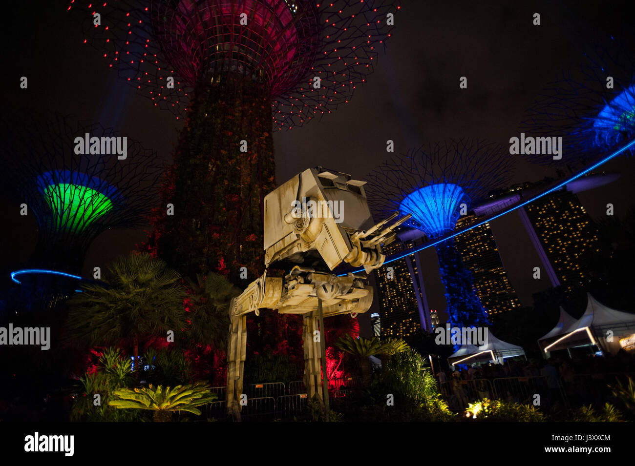 06.05.2017, Singapore, Repubblica di Singapore, in Asia - Light show del Supertrees presso i giardini dalla baia theme park. Foto Stock