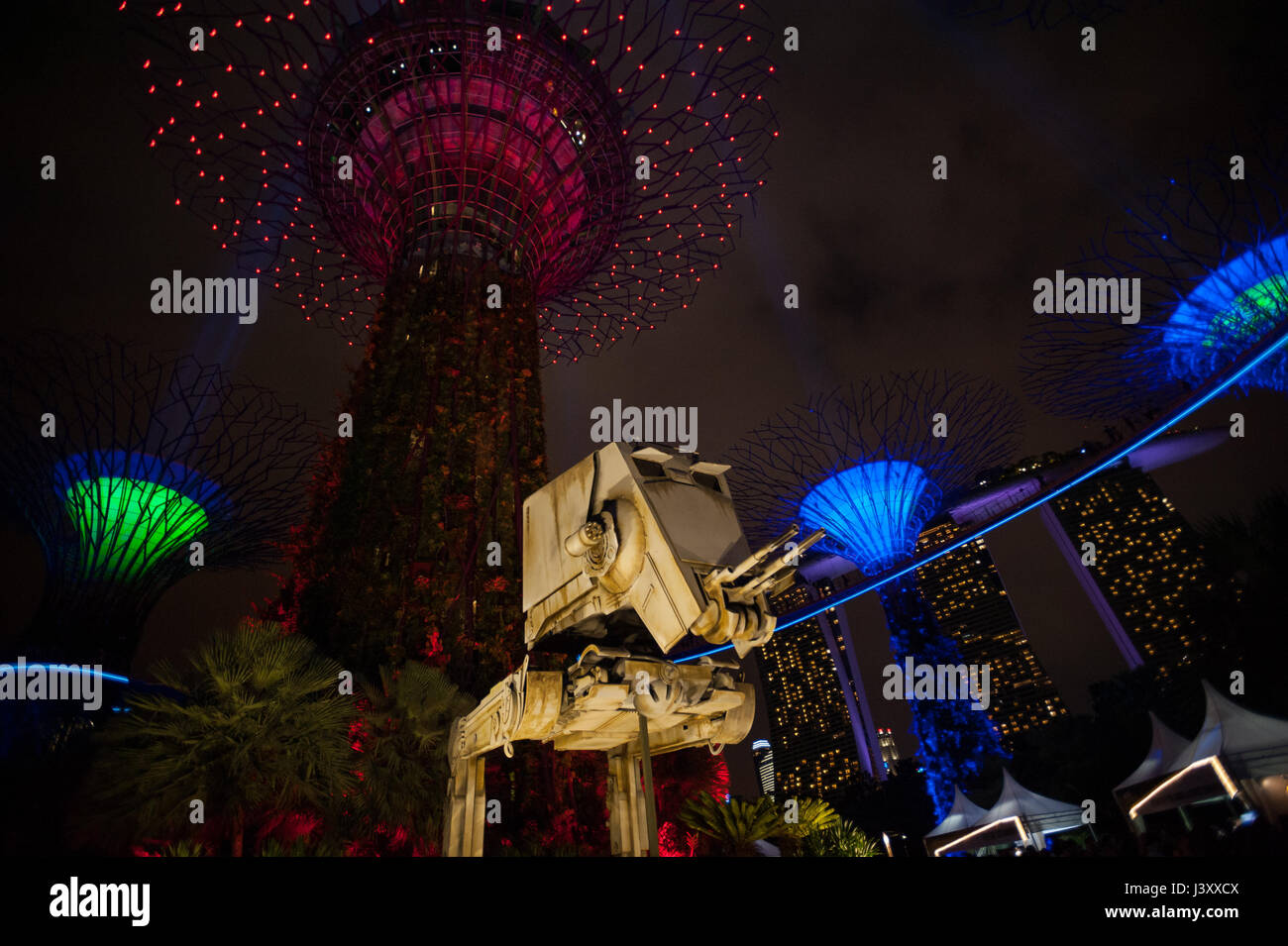 06.05.2017, Singapore, Repubblica di Singapore, in Asia - Light show del Supertrees presso i giardini dalla baia theme park. Foto Stock