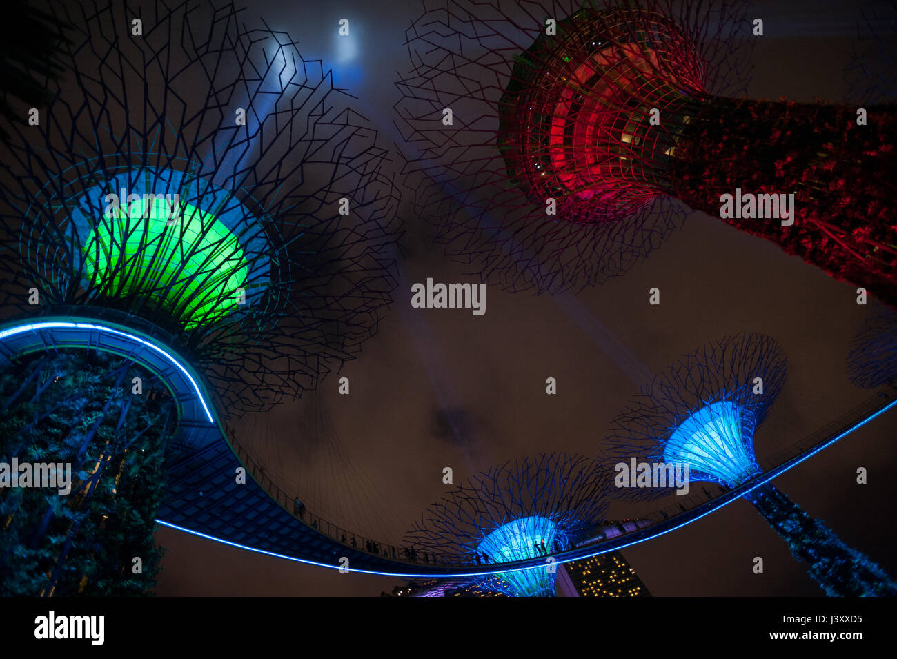 06.05.2017, Singapore, Repubblica di Singapore, in Asia - fasci di luce in rappresentanza di spade laser sono proiettati dal Supertrees nel cielo notturno. Foto Stock