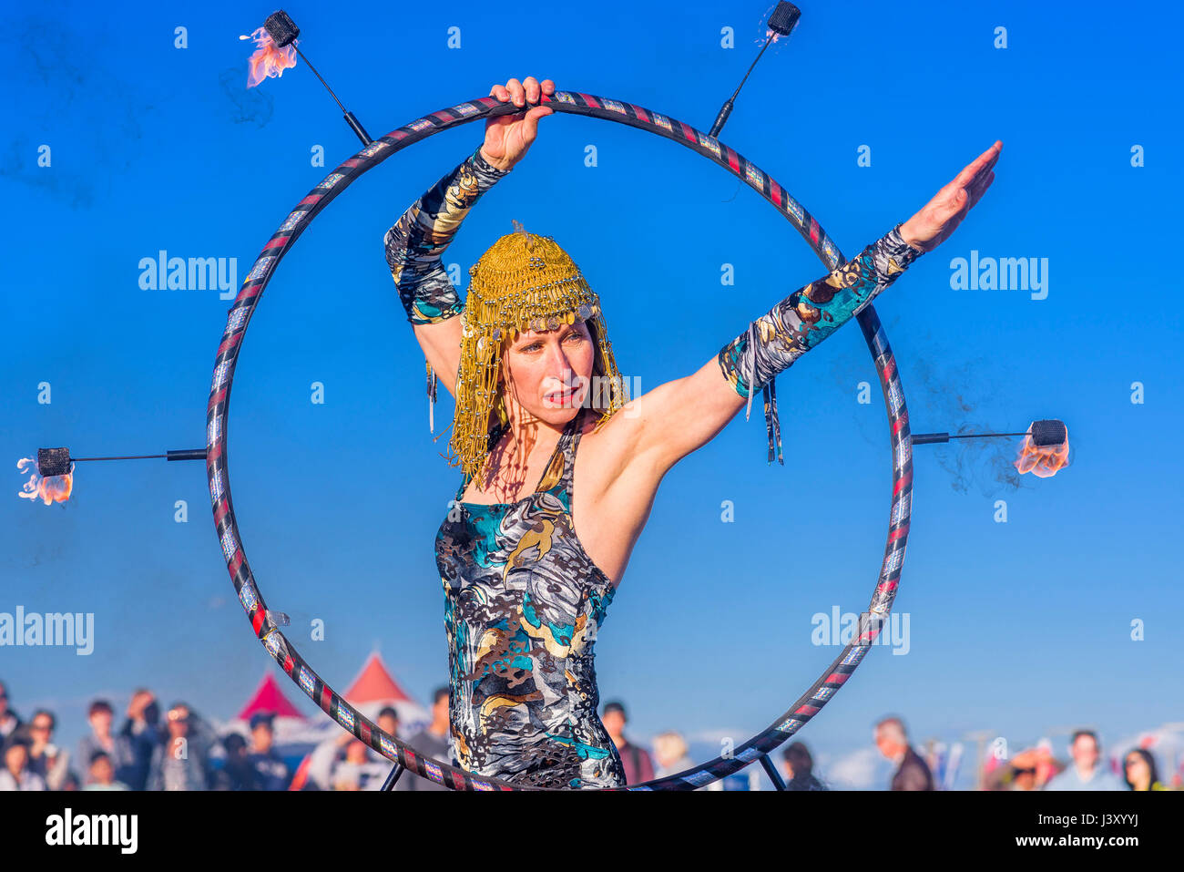 Prestazioni di Fire Dancer Foto Stock