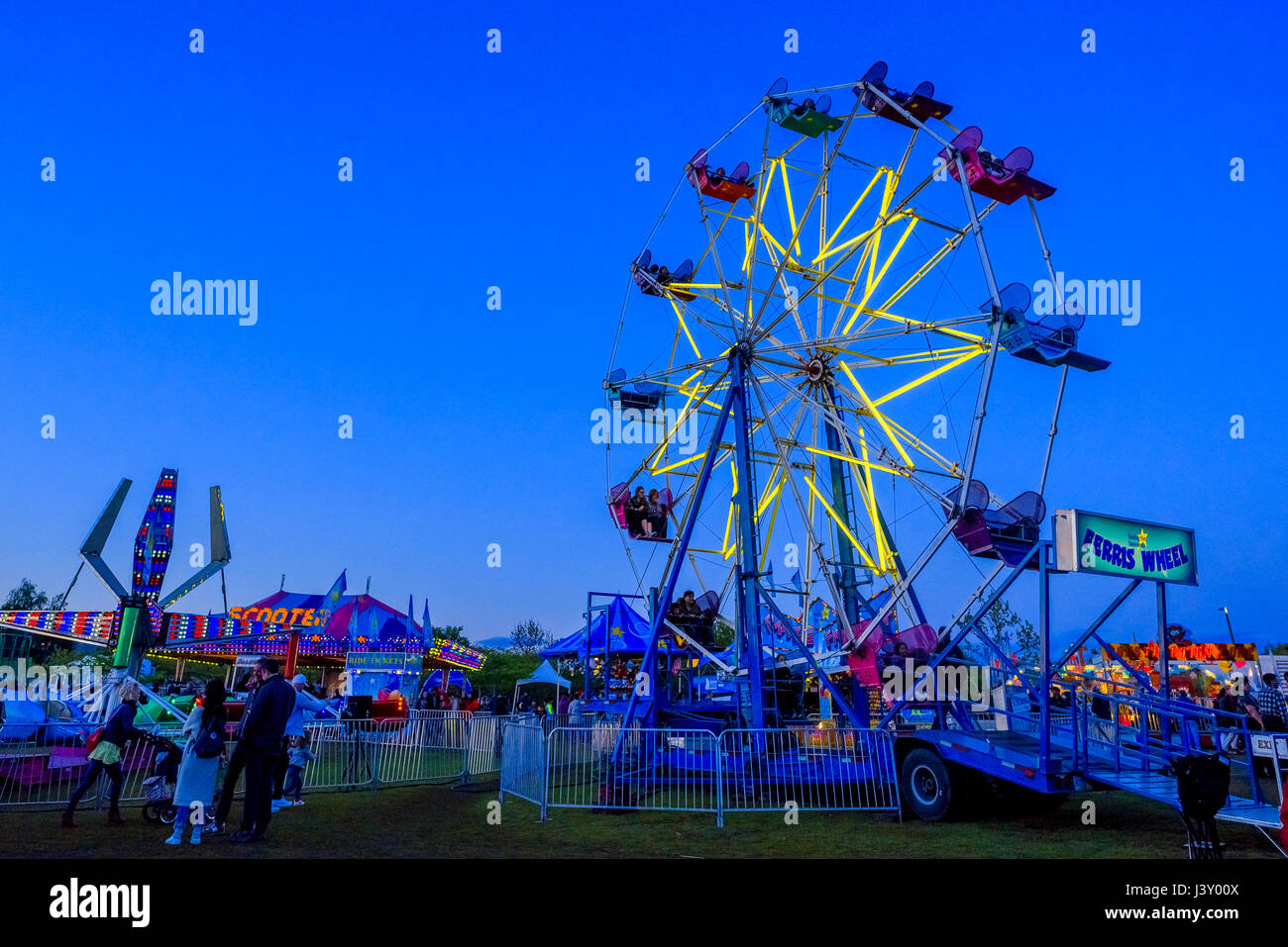 Il carnevale fiera del divertimento passeggiate Foto Stock