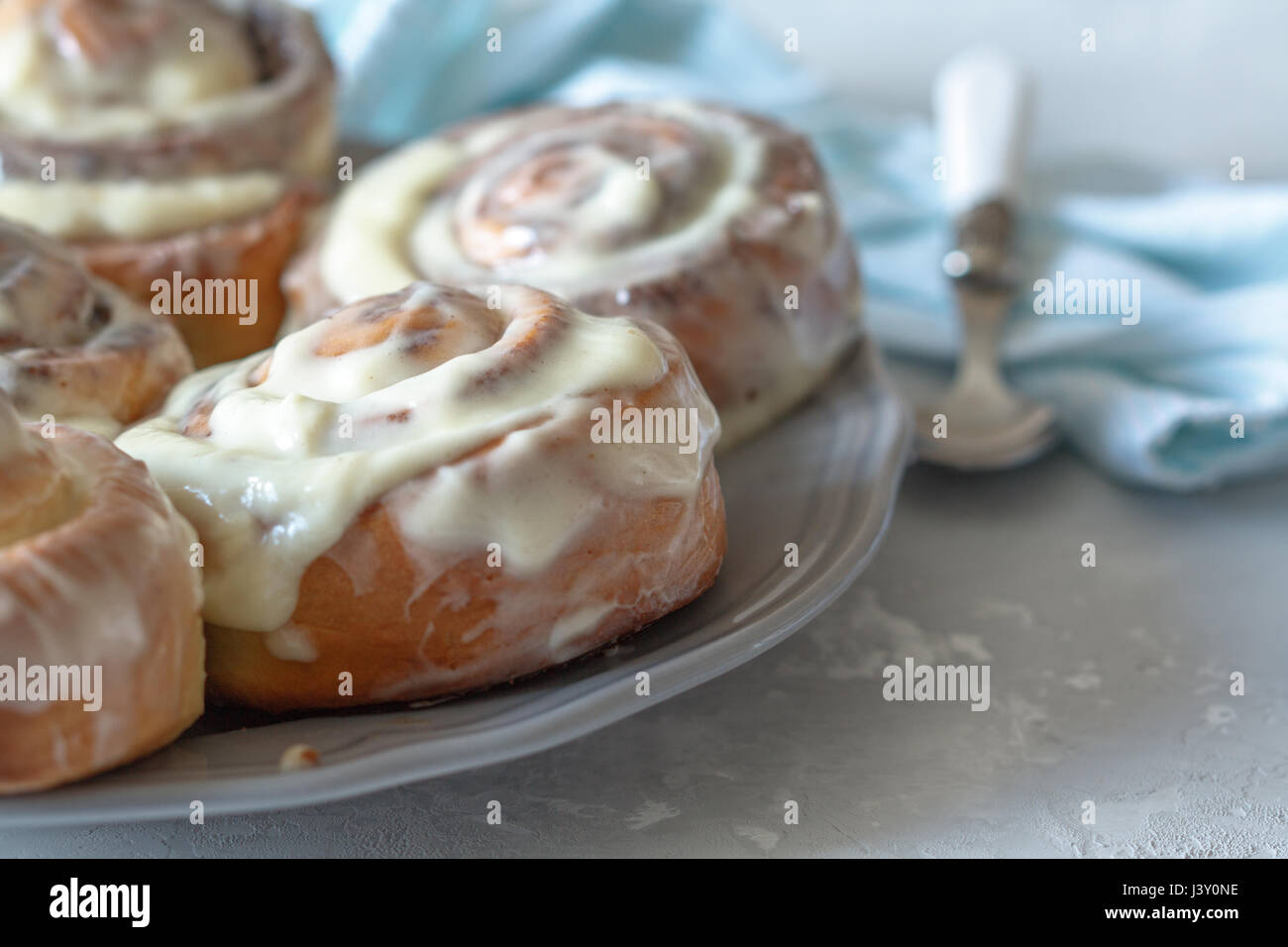 In casa cinnabon deliziosi panini alla cannella e mascarpone glassa. Foto Stock