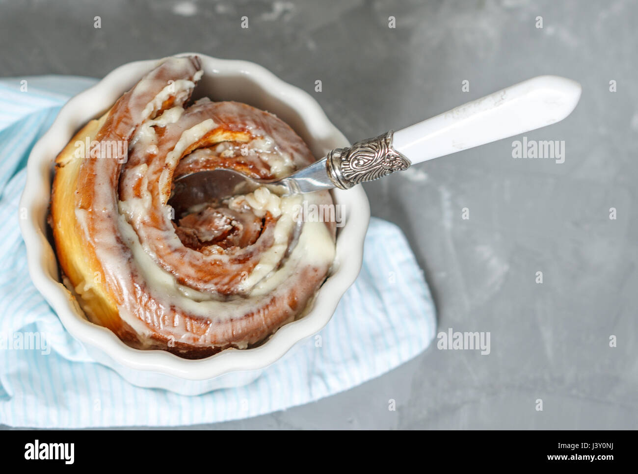 In casa cinnabon deliziosi panini alla cannella e mascarpone glassa. Foto Stock