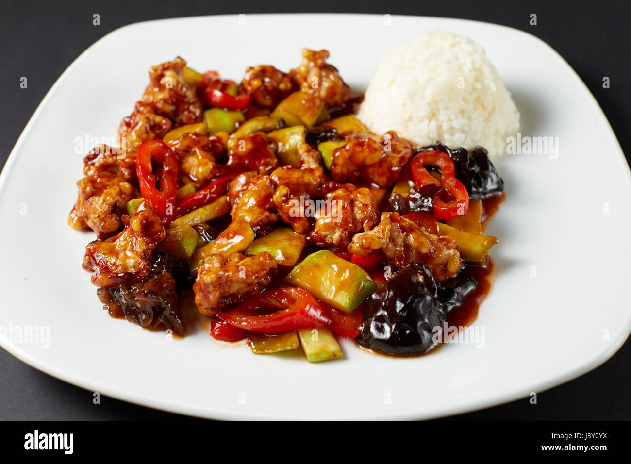 La carne di maiale Fujian. Cibo asiatico. Cucina asiatica. Studio shot sul buio o sfondo nero. Foto Stock