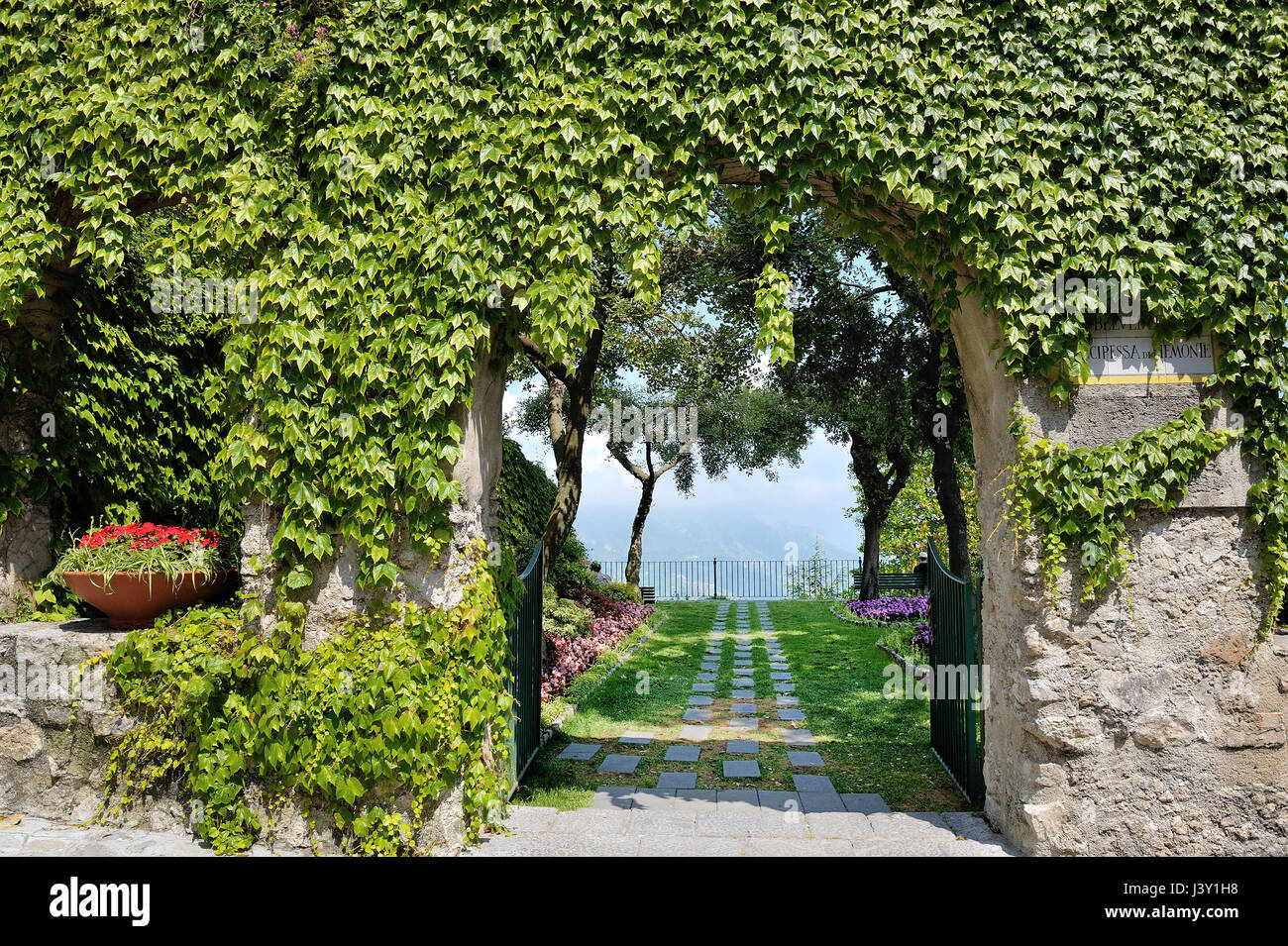 Ravello, Amalfi, Italia - ingresso al Belvedere Principessa di Piemonte  giardini terrazza Foto stock - Alamy