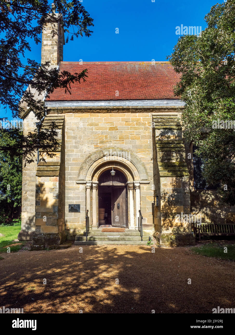 Il Neo chiese normanne conservazione fiducia chiesa di St Mary a Roecliffe vicino a Boroughbridge Yorkshire Inghilterra Foto Stock