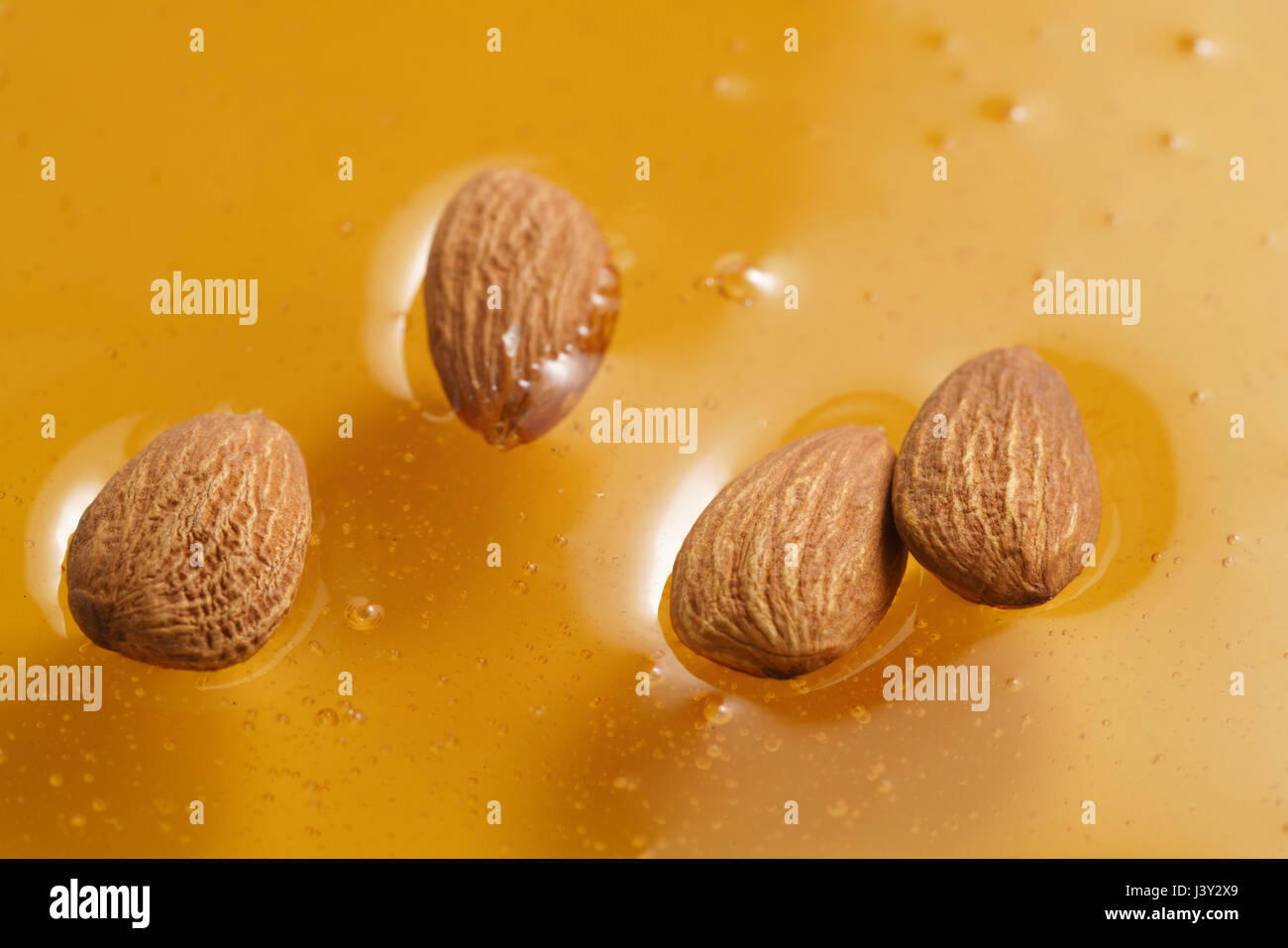 Mandorle in miele closeup photo Foto Stock