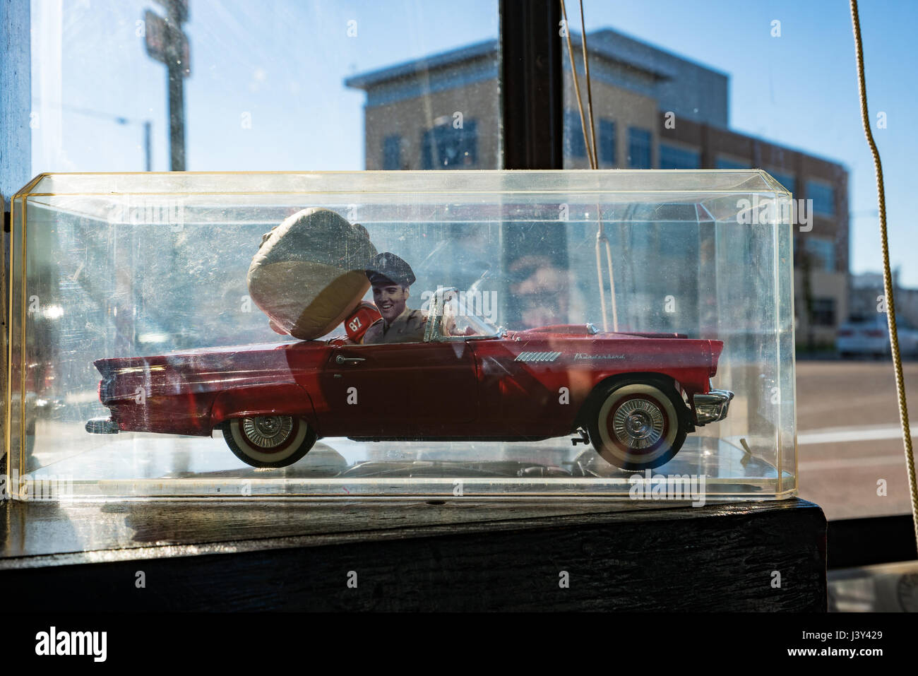 Memorabilia di catture il sole nella finestra di Sun Studios di Memphis, dove Elvis ha iniziato la sua carriera. Foto Stock