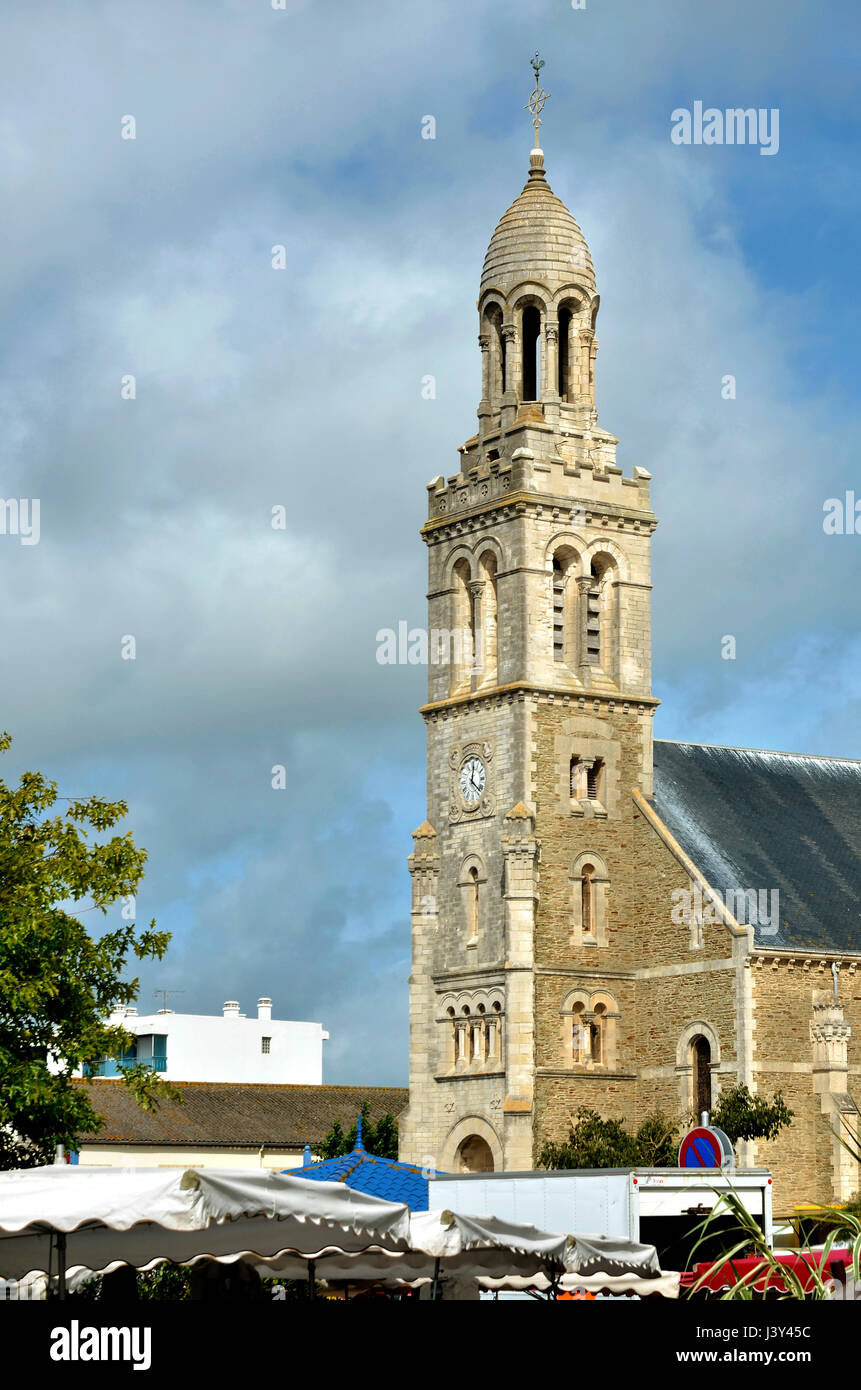 Il campanile della chiesa di Sainte Croix a Saint-Gilles-Croix-de-Vie un giorno di mercato comune nel dipartimento della Vandea nella regione Pays de la Loire in Francia Foto Stock