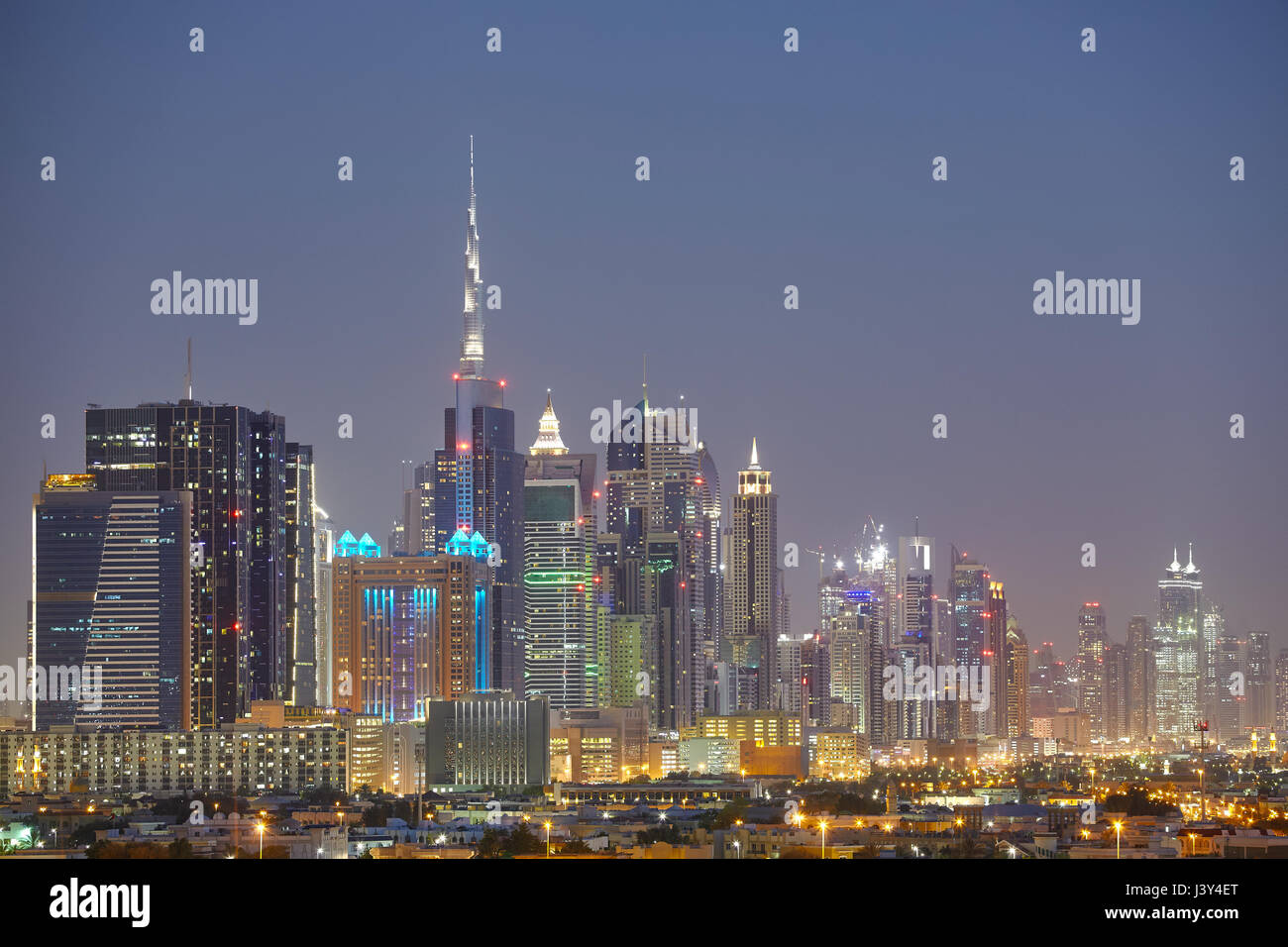 Skyline di Dubai di notte, negli Emirati Arabi Uniti. Foto Stock